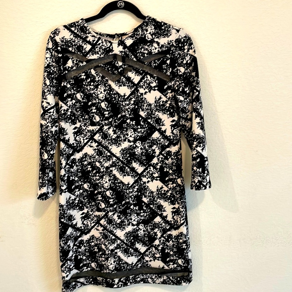 Black and white dress. 3/4 sleeve. Below knee.